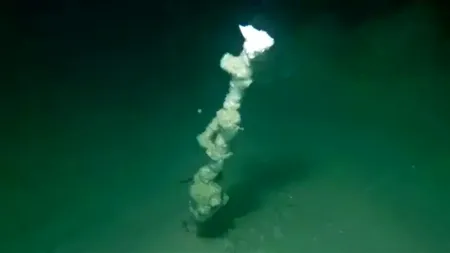 În Marea Moartă au fost descoperite niște FISURI misterioase, din care ţâşneşte un lichid strălucitor. Coloanele ajung și la o înălțime de 7 metri