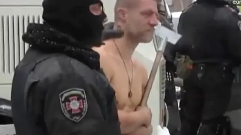 Forțele se ordine din Ucraina au fost filmate în timp ce băteau și umileau un opozant reținut - VIDEO