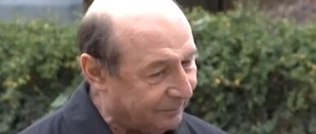 VIDEO | Fostul președinte Traian Băsescu s-a întors în țară. „Reușesc să fiu zglobiu” / „Căutăm un apartament pe care să-l închiriem sau să-l cumpărăm” / „Niciodată nu o să dezbrac cămașa de fost președinte”