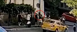 Bărbat din Iași, FILMAT când bate un băiat de numai 11 ani pe stradă. Motivul gestului său este incredibil