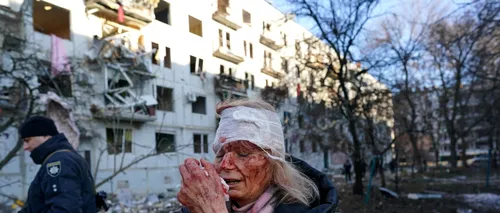 VIDEO| Imaginile dezastrului din prima zi de război din Ucraina. Blocuri distruse și oameni morți, printre tancuri, bombe și avioane militare