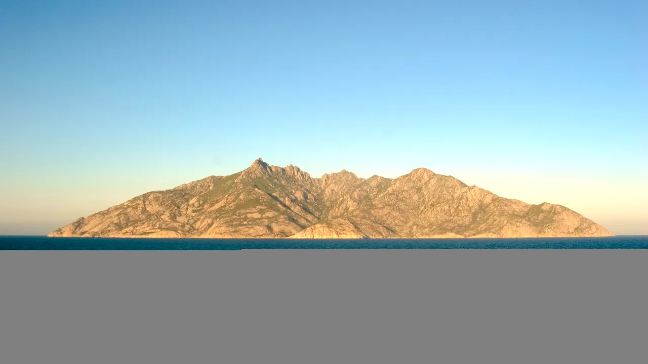 Cea mai misterioasă insulă din Mediterană: doar 1.000 de oameni au voie să o viziteze anual