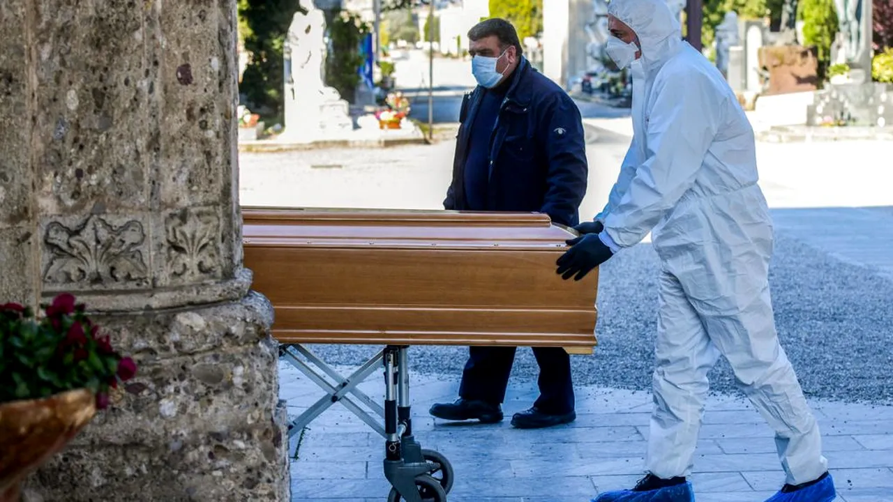 Italia, îngenuncheată! Cât se așteaptă pentru o incinerare. Firmele de pompe funebre amenință autoritățile