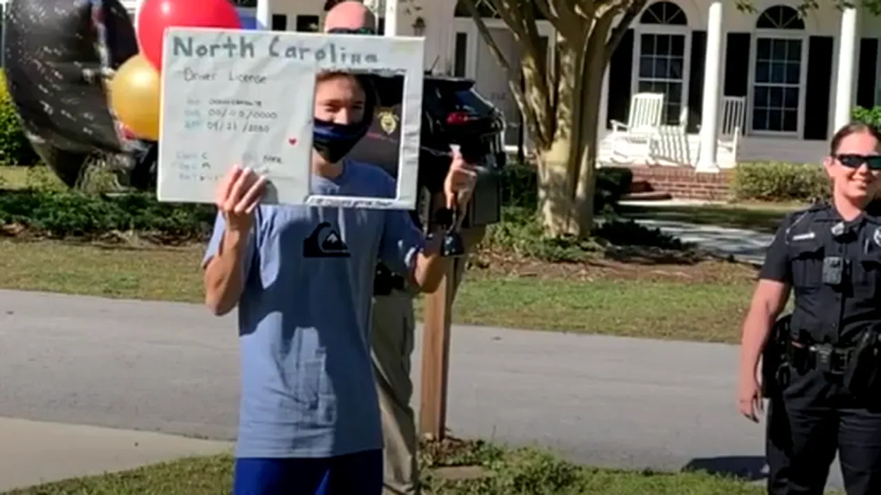 EMOȚIE. Ofițerii de Poliție au oferit unui adolescent în vârstă de 17 ani, permisul de conducere, cu ocazia zilei de naștere