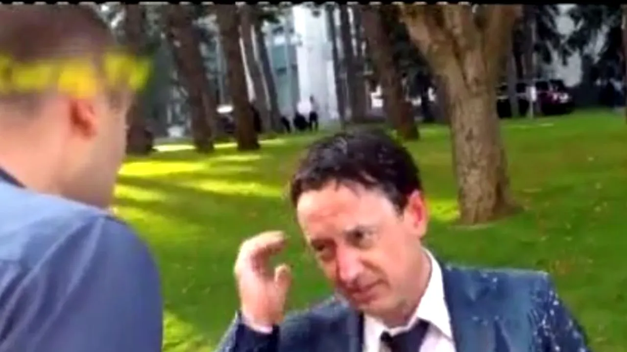 Ministrul finanțelor din Moldova, atacat cu o găleată de lapte de un protestatar