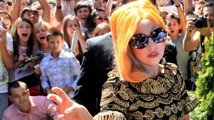 Lady Gaga se deplasează într-un scaun cu rotile din aur de 24 de carate - FOTO