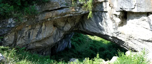 Locul din România care atrage tot mai mulți TURIȘTI. Este singurul pod natural din lume pe care se poate circula
