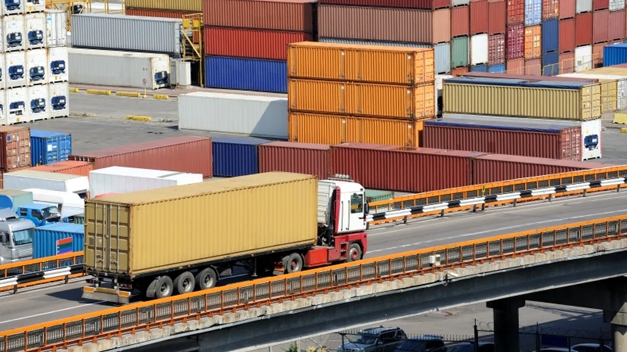 Deficitul comercial a scăzut în primele opt luni cu peste 40%. Cu cât au crescut exporturile