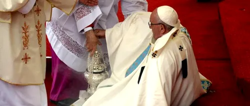 Papa Francisc a căzut în timpul unei slujbe în Polonia. Momentul a fost văzut de milioane de oameni