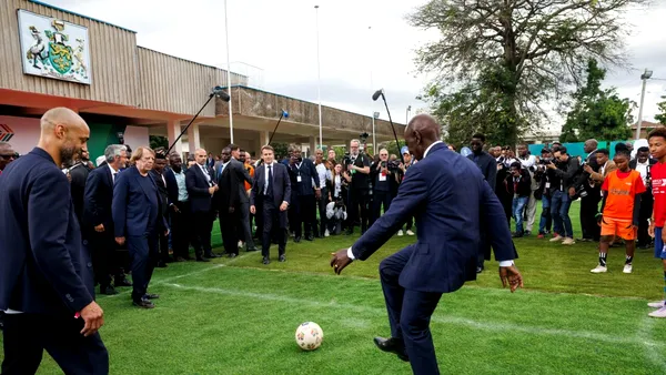 Meci „amical“ la Nairobi. Emmanuel Macron joacă fotbal cu președinții din Senegal și Kenya