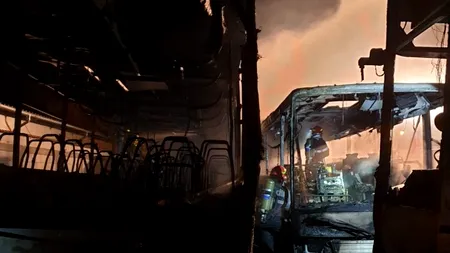 INCENDIU. Trei autobuze mistuite de flăcări în Dâmbovița. Autoritățile cred că focul a fost pus intenționat