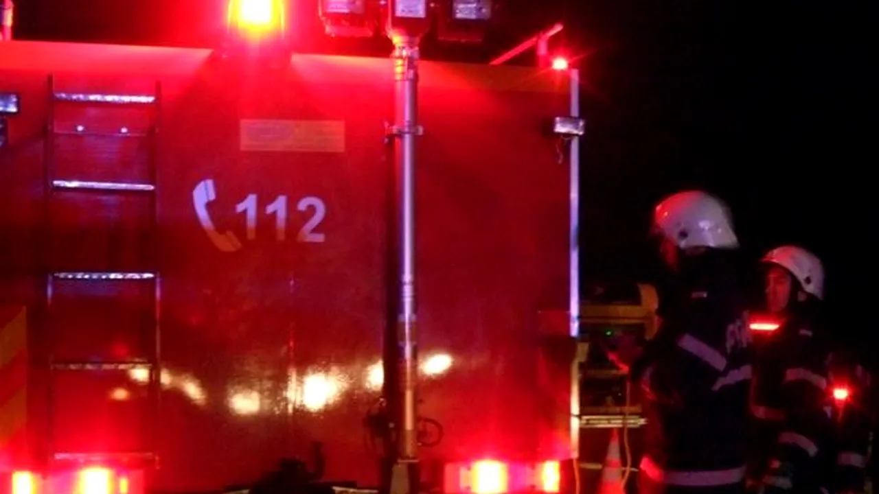 INCENDIU într-un bloc din Târgoviște. Doi oameni au ajuns la spital, alți opt au fost evacuați