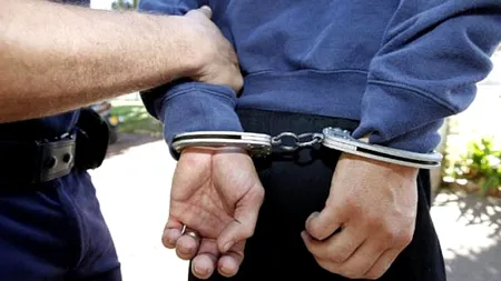 Scandalagiu încătușat la Galați, într-un cartier aflat în carantină. În miez de noapte, s-a dus peste polițiști, amenințând că-i „rezolvă” el pe toți!