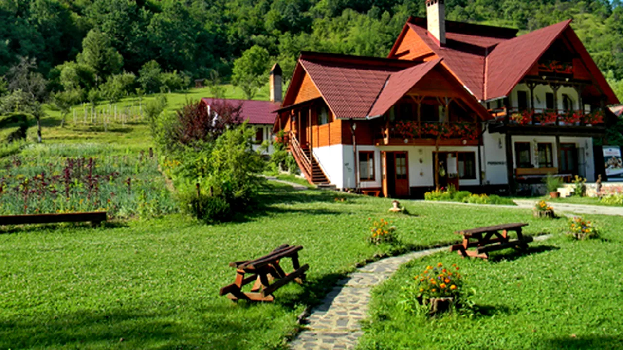 VACANȚĂ. Mai multe trasee montane din țară au fost deja amenajate și sunt pregătite pentru drumeții