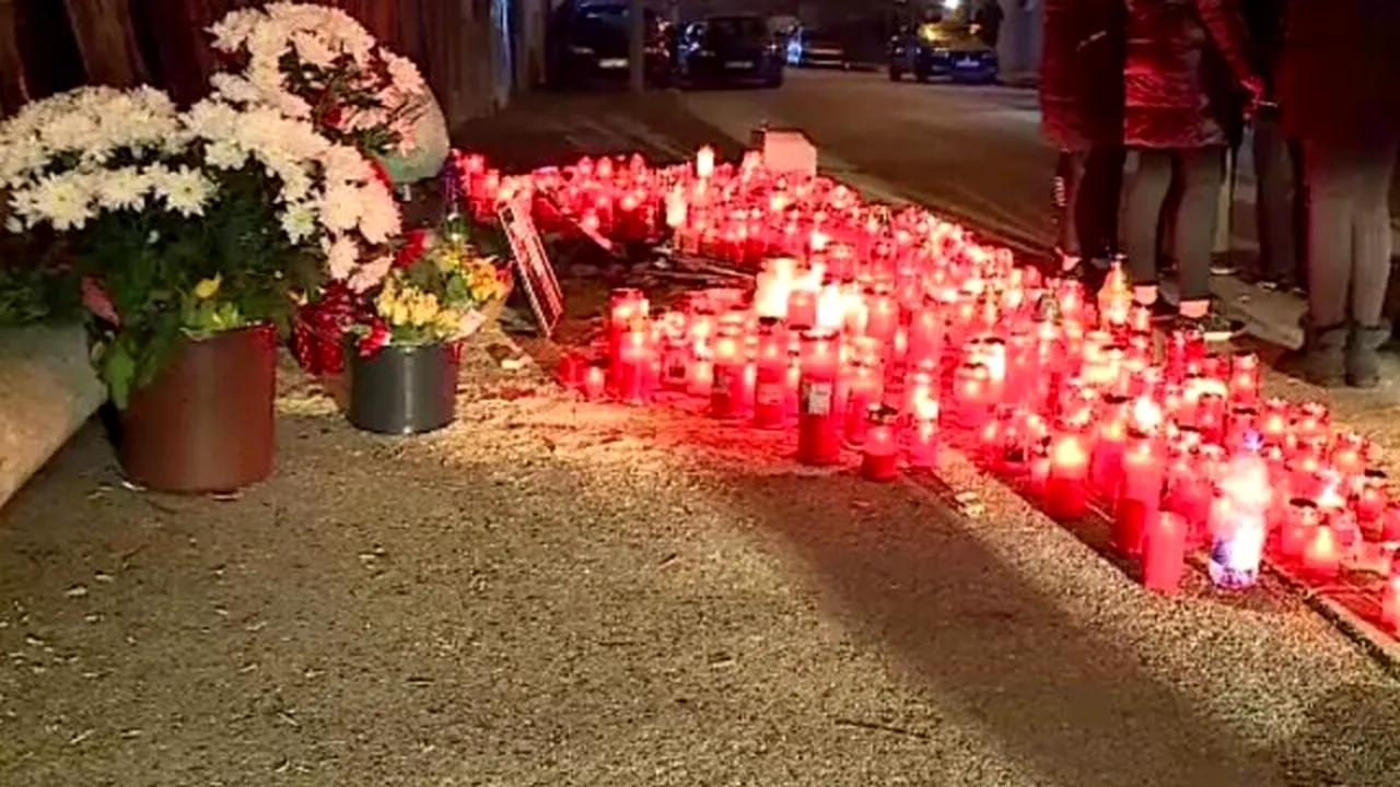 Priveghi la locul accidentului în care au murit două fete. Rudele au aprins lumâni în memoria lor