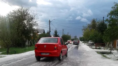 Drum din județul Dâmbovița, acoperit de un strat gros de grindină 