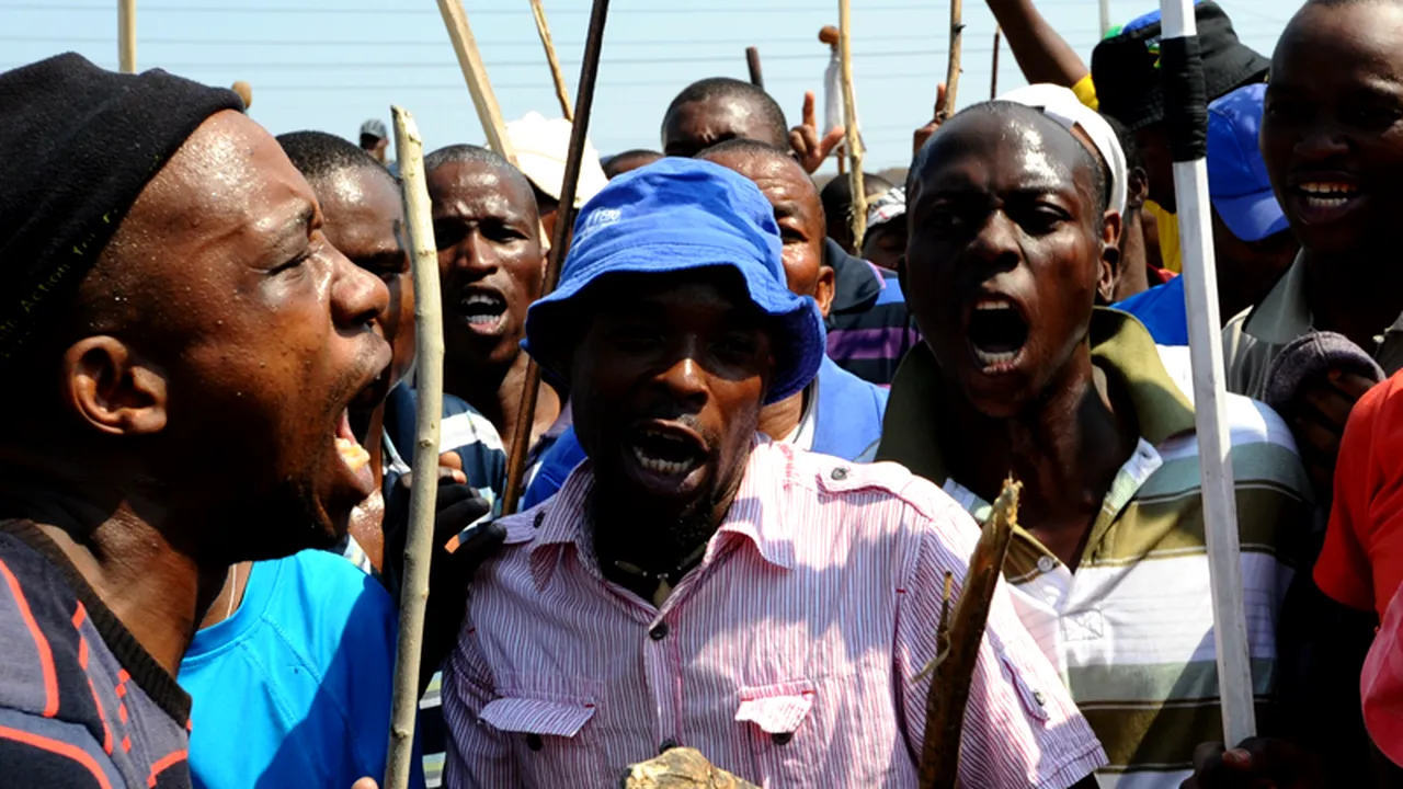 Cel mai mare producător de platină din lume a concediat vineri 12.000 de angajați din Africa de Sud care au participat la greve ilegale, soldate cu 48 de morți
