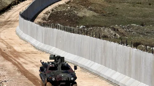 Zidul din Turcia este gata: Frontiera cu Siria este protejată de un gard de beton de peste 550 de kilometri 