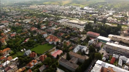 Reabilitare stradală cu un stâlp lăsat în mijlocul drumului la Câmpulung. Imagini incredibile
