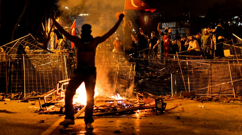 Hurriyet: Protestele violente din Turcia, prima înfrângere a premierului Recep Erdogan