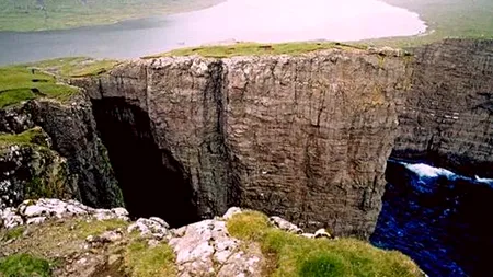 O iluzie optică transformă un lac din Insulele Feroe într-o atracție stranie