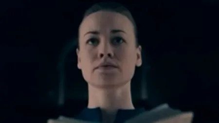 Bine ai venit pe lume, Alună! Yvonne Strahovski, SERENA din POVESTEA SLUJITOAREI, a născut un băiețel