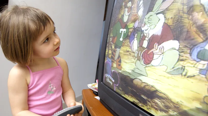 Televizorul, PRIETENUL sau DUȘMANUL copiilor? Ce trebuie să faci când copilul tău STĂ PREA MULT în fața ecranului
