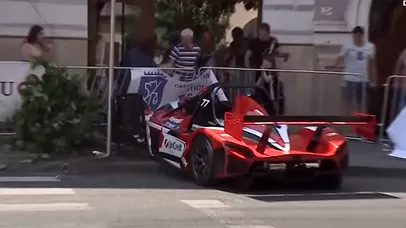 VIDEO. Accident la Campionatul Naţional de Super Rally. Mașina condusă Mihai Leu a scăpat de sub control și a rănit uşor doi copii
