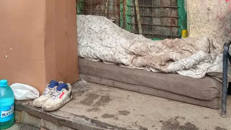 Întors la muncă din Italia, Adrian din Vaslui a ajuns să doarmă sub cerul liber. Ce s-a întâmplat cu apartamentul lui