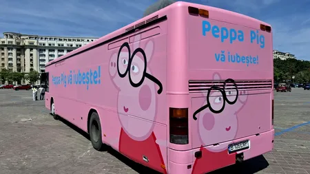 Dacă ești bucureștean, afli că „Peppa Pig te iubește!” de pe un autocar roz care circulă pe străzile Capitalei. Legătura cu Cristian Popescu Piedone