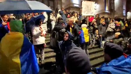 Susținătorii lui Călin Georgescu, înmărmuriți după vestea că fostul prezidențiabil rămâne în spatele gratiilor. Liniște în fața Curții de Apel București