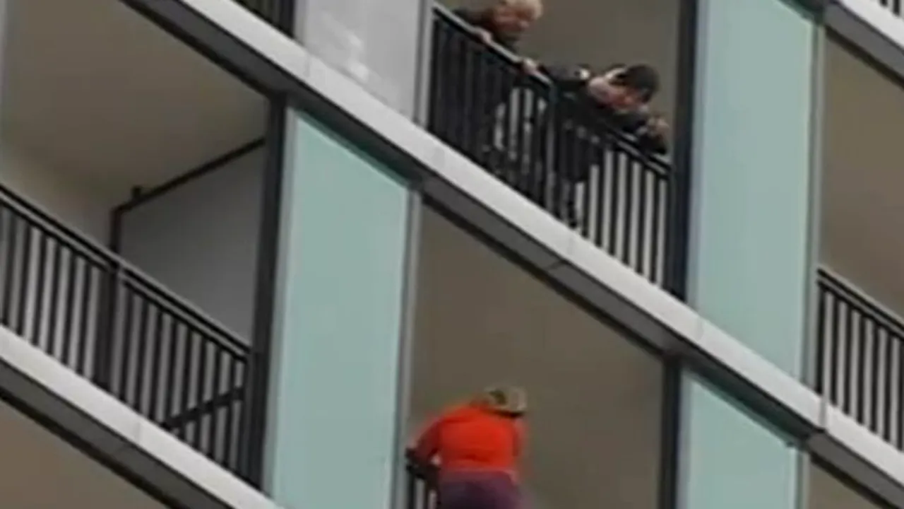 O femeie a amenințat că se aruncă de la etajul 14 al unui bloc din București. A renunțat la protest după 7 ore în care a stat atârnată de balustradă