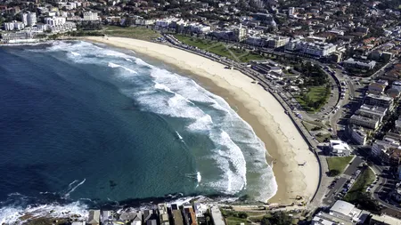 Au fost descoperite aproape 2.000 de bile negre misterioase pe plajele din Sydney. Autoritățile nu-și pot explica modul în care au apărut