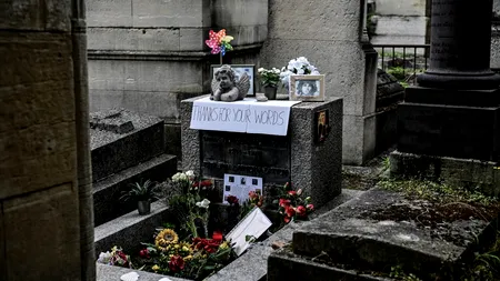 La 50 de ani de la moartea artistului Jim Morrison, fanii i-au adus un omagiu