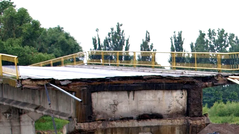 O linie electrică avariată, un pod afectat și mai multe curți inundate, în urma unei furtuni în Suceava
