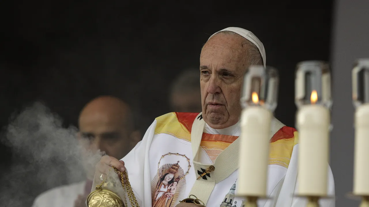PAPA FRANCISC ÎN ROMÂNIA. A doua zi a vizitei. 
Papa Francisc a plecat din Iași, după ce a binecuvântat cei 150.000 de pelerini / Suveranul Pontif, la Palatul Culturii: România e Grădina Maicii Domnului, o mamă care cultivă visurile fiilor