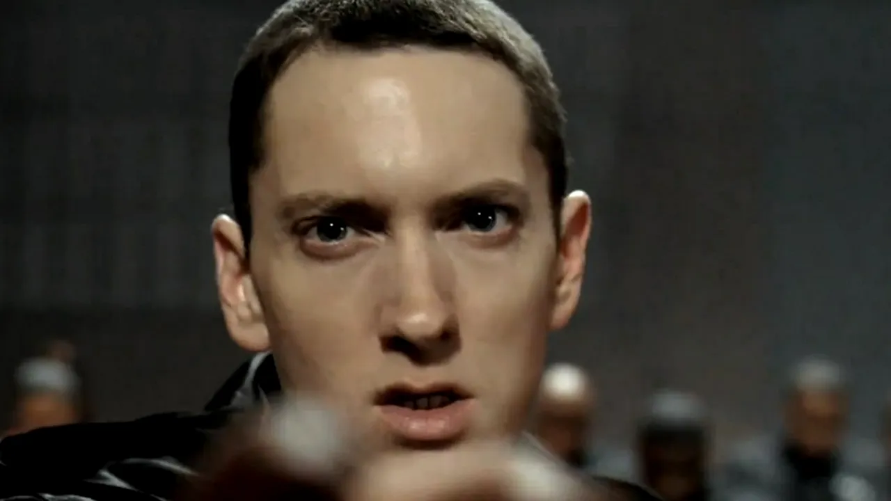  Eminem și Wiz Khalifa au donat un milion de sticle cu apă pentru locuitorii unui oraș 