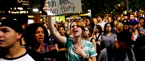 O persoană, ÎMPUȘCATĂ la un protest anti-Trump. Manifestațiile împotriva președintelui ales continuă în SUA