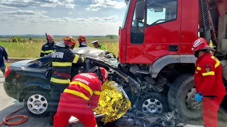 Două persoane au murit după ce mașina în care se aflau a intrat într-un tir de pe contrasens. Circulația pe DN 3, blocată