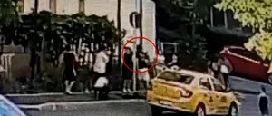 Bărbat din Iași, FILMAT când bate un băiat de numai 11 ani pe stradă. Motivul gestului său este unul incredibil
