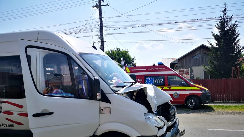 Un microbuz cu 20 de persoane a fost implicat într-un accident în Prahova