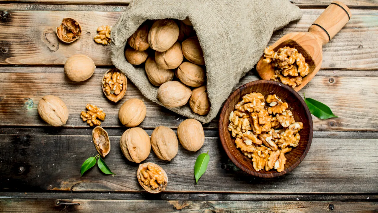 Ce se întâmplă în organismul tău dacă mănânci nuci la micul dejun. Beneficii uimitoare după doar 50 de grame de fruct