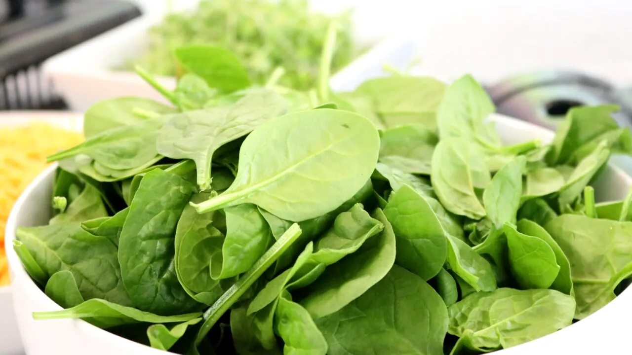 Alertă alimentară! Spanac contaminat cu virusul hepatitei A, retras din magazine