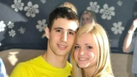 DETALIUL INCREDIBIL din această fotografie banală. Ce le-a scăpat acestor doi tineri, dar a fost văzut de TOȚI