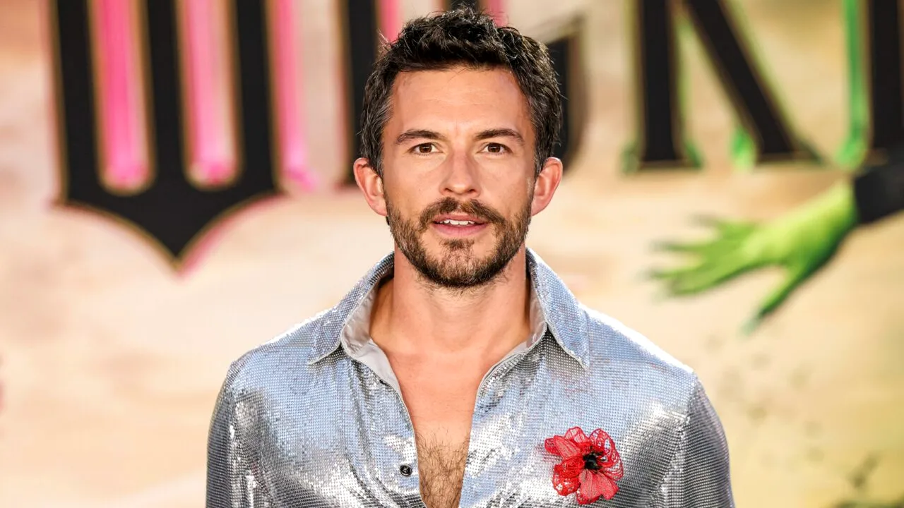 Revista People l-a desemnat pe actorul Jonathan Bailey 