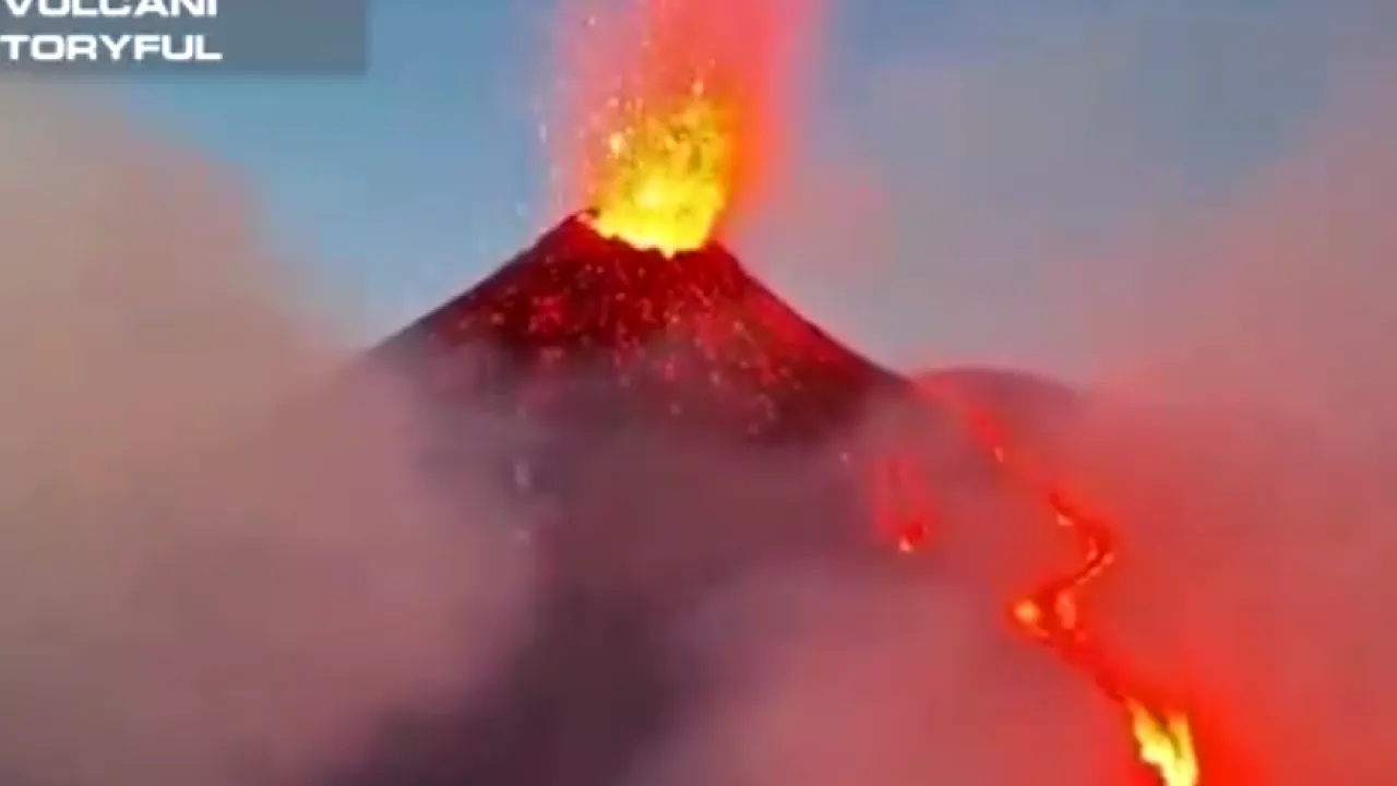 Alertă maximă pe insula Stromboli din Italia din cauza activității vulcanice. Lava a ajuns în mare - VIDEO
