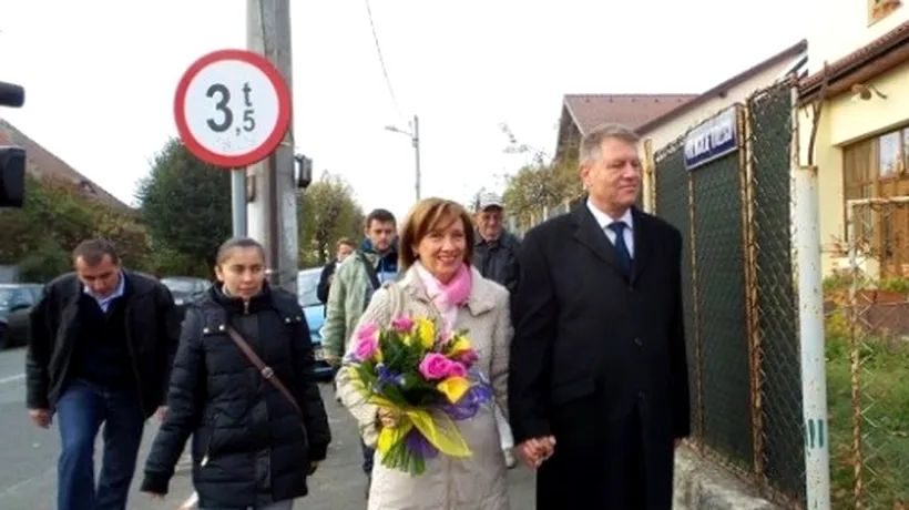Președintele Klaus Iohannis și soția sa, la aniversarea unui prieten apropiat
