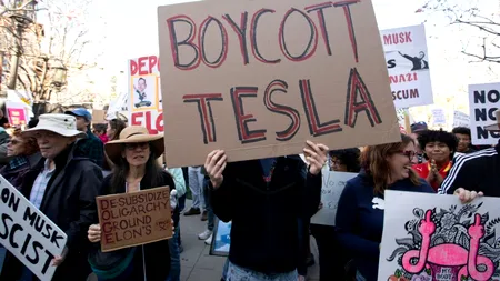 Proteste anti-Musk în fața showroom-urilor TESLA. Manifestanții cer boicotarea companiei: „Este un birocrat neales de americani”