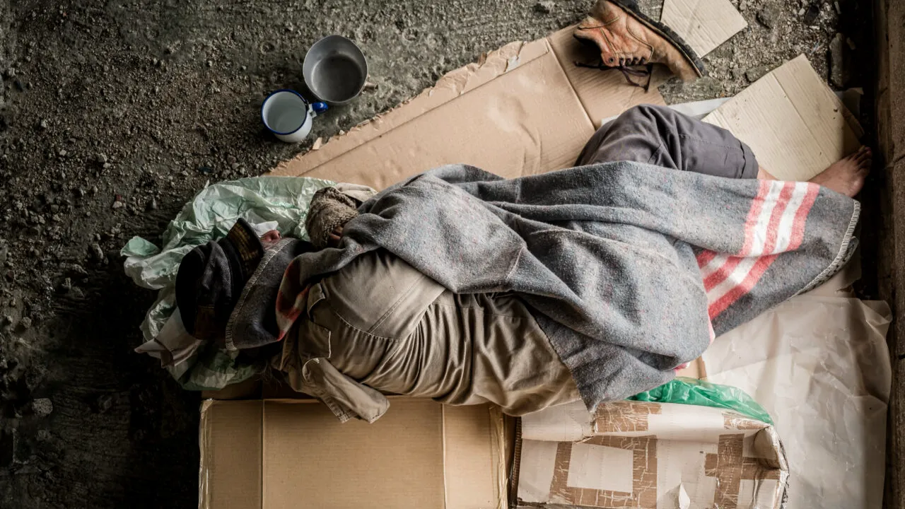 Cum a ajuns un cuplu care urmează să aibă un bebeluș pe străzi. Singura lor avere e patul abandonat în care dorm