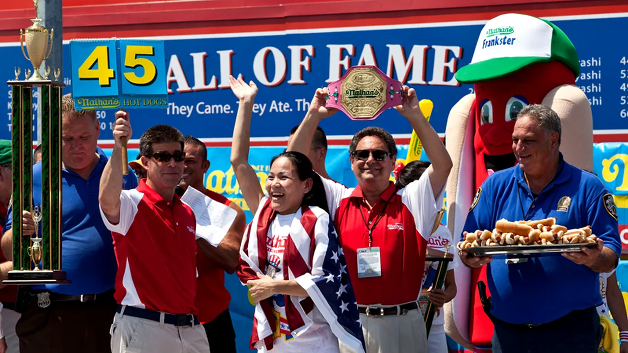 O sud-coreeană de 45 de kg a stabilit un nou record mondial la mâncat hotdogi